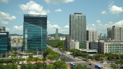 Daejeon-Stadtverkehr,-Der-Tagsüber-An-Hochhäusern-Und-Wolkenkratzern-In-Südkorea-Vorbeifährt
