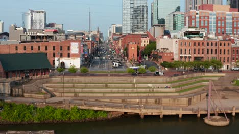 Frente-Al-Río-Cumberland-En-Broadway-En-Nashville-Tn