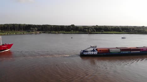 Steuerbord-Luftaufnahme-Eines-An-Der-Oude-Maas-Vorbeifahrenden-Ensamble-Containerschiffs
