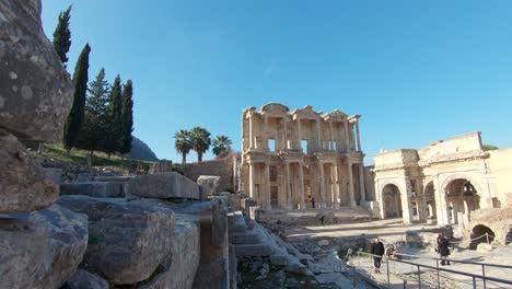 Turistas-En-La-Biblioteca-De-Celso-En-Efeso,-Turquía