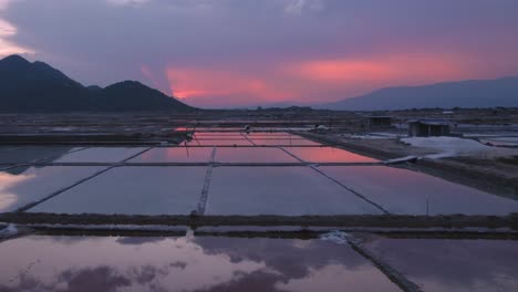 Wunderschöne-Spiegelung-Von-Wolken-Und-Himmel-Im-Stehenden-Wasser-Natürlicher-Salzfelder-In-Phan-Rang,-Vietnam