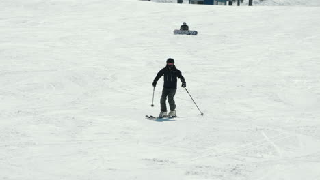 Deporte-De-Invierno---Hombre-Experto-Esquiando-Cuesta-Abajo-De-La-Estación-De-Esquí-En-Gifu,-Japón