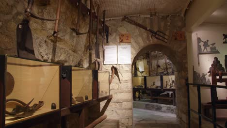 Objetos-De-Vino-Y-Objetos-De-Interés-Expuestos-En-Una-Bodega-Abovedada-Del-Siglo-XV-Del-Musee-Du-Vin-En-París,-Francia