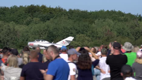 Menschenmenge,-Die-Ein-Lim-2-Flugzeug-Auf-Der-Aerobaltic-Airshow-2021-Sieht,-Das-Von-Der-Landebahn-Abhebt