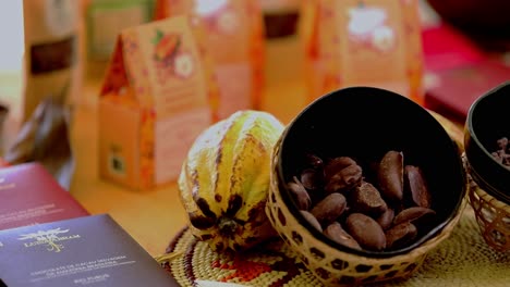 Productos-De-Chocolate-Elaborados-Con-Vainas-De-Cacao-Orgánico-De-Granjas-Sostenibles-En-La-Selva-Amazónica