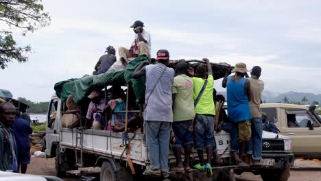 Überfüllte-öffentliche-Verkehrsmittel-Mit-Vielen-Menschen-Auf-Einem-Lastwagen-Auf-Der-Tropischen-Insel-Der-Autonomen-Region-Bougainville,-Papua-Neuguinea