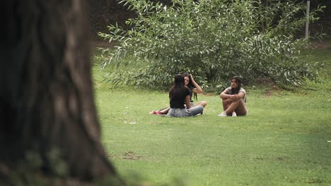 Gimbal-Aufnahme-Von-Mädchen,-Die-Im-Park-Mate-Trinken