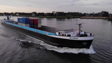 Acadia-Schiff-Mit-Intermodalen-Containern,-Das-In-Den-Niederlanden-über-Den-Fluss-Fährt
