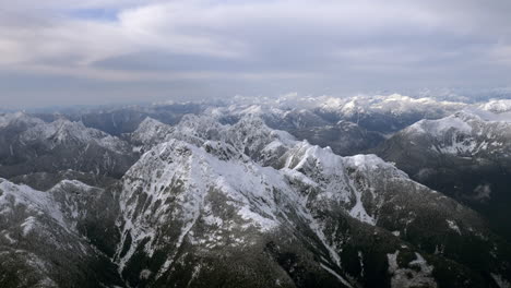 Am-Wintertag-über-Schneebedeckte-Berge-Fliegen.-Antenne