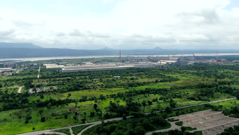 Die-Nigerianische-Landschaft-Und-Der-Ajaokuta-Stahlkonzernkomplex-Entlang-Des-Flusses---Luftaufnahme