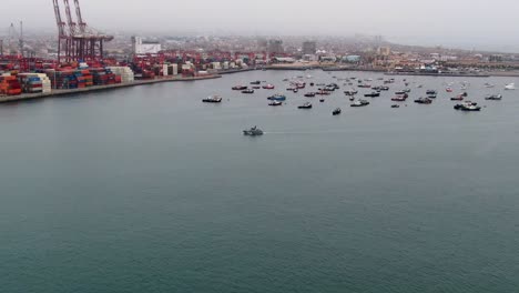 Guardacostas-Navegando-En-El-Océano-Cerca-De-La-Terminal-De-Contenedores-Del-Muelle-Sur-Del-Callao-En-Lima,-Perú