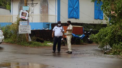 Oficial-De-Policía-Indio-Con-Máscara-Facial-Covid-19-Camina-Desde-El-Camión-En-La-Parada-De-Tráfico