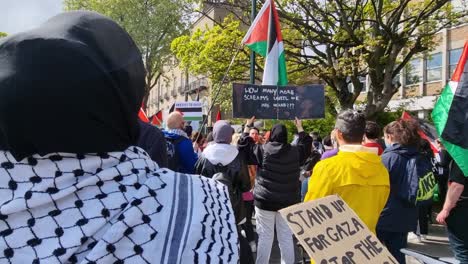 Über-Das-Lot-Des-Irischen-Volkes-Plündern-Palästinenserin,-Die-Einen-Palästinensischen-Protest-In-Dublin-Mit-Volksschildern-Unterstützt