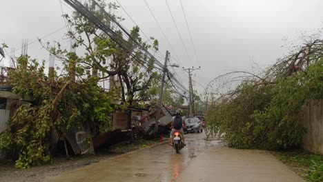 Umgestürzte-Bäume-Blockieren-Teilweise-Die-Straße,-Nachdem-Der-Taifun-Rai-Die-Stadt-Cebu-Getroffen-Hat