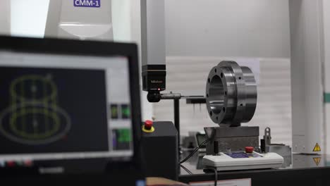 operator-inspection-high-precision-part-by-CMM-coordinate-measuring-machine,-CMM-for-inspection-and-reverse-engineering-by-cnc-programing-control,-high-accuracy-part-verification