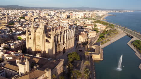 Filmische-Luftaufnahme-Der-Kathedrale-Der-Heiligen-Maria-La-Sea-In-Palma-De-Mallorca