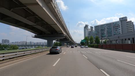Pov-Straßenverkehr-Des-Fahrers-Entlang-Der-Brückenstraße-In-Der-Nähe-Des-Flusses-Han,-Gangbyeonbuk-Ro-Road,-Jayang-Dong,-Seoul,-Korea,-27.-Juni-2021-Nachmittags