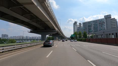 Tráfico-Vial-Pov-Del-Conductor-A-Lo-Largo-Del-Puente-Cerca-Del-Río-Han,-Gangbyeonbuk-Ro-Road,-Jayang-Dong,-Seúl,-Corea,-27-De-Junio-De-2021-Por-La-Tarde