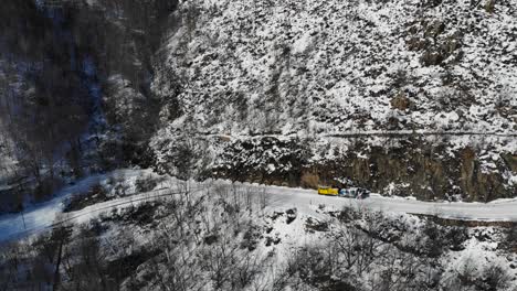 Antena:-Tren-Corto-De-Montaña-Que-Desciende-Entre-Montañas-Nevadas