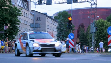 Fia-European-Rally-Trophy-2021-Festlicher-Start-Und-Autoparade-Auf-Den-Straßen-Von-Liepaja,-Rallye-Autos,-Die-An-Zuschauern-Vorbeifahren,-Kamerafahrt-Im-Niedrigen-Winkel