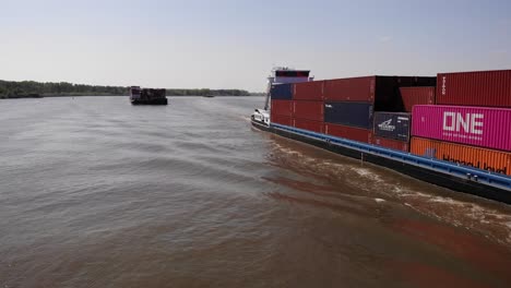 Lastkahnschiff-Beladen-Mit-Einem-Stapel-Frachtcontainern