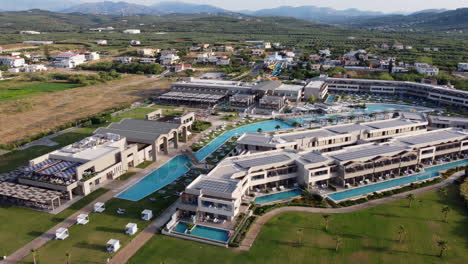 Euphoria-Resort-Y-Hotel-Con-Piscinas-Al-Aire-Libre-En-La-Ciudad-Costera-De-Kolymvari-En-Creta,-Grecia