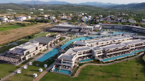 Euphoria-Resort-Und-Hotel-Mit-Außenpools-In-Der-Küstenstadt-Kolymvari-Auf-Kreta,-Griechenland