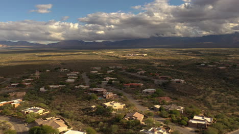 Drohnen-Umlaufbahn-über-Häusern-In-Der-Sonora-Wüste-Im-Süden-Arizonas-Mit-Blick-Auf-Die-Berge