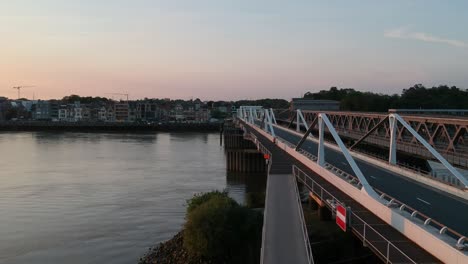 Brücke-über-Den-Fluss-Schelde-Bei-Wunderschönem-Sonnenuntergang