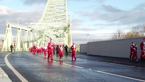 Zeitlupen-Charity-Santa-Dash-Spaßlauf-über-Die-Runcorn-Silver-Jubilee-Bridge-Merseyside