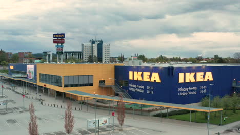Luftaufnahmen-In-Der-Abenddämmerung-Eines-IKEA-Ladens-In-Borlänge,-Schweden