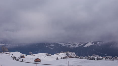 Dichter-Nebel-Und-Nebelwolken-über-Einem-Nordischen-Dorf-In-Verschneiter-Landschaft
