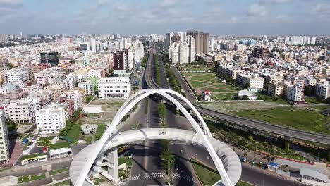 Una-Vista-Aérea-De-La-Puerta-Biswa-Bangla-O-La-Puerta-De-Kolkata-En-La-Ciudad-Nueva-En-La-Carretera-Principal