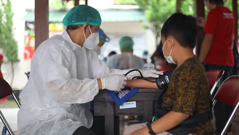 Yogyakarta,-Indonesien-–-20.-Dezember-2021:-Ein-Grundschuljunge-Wird-Auf-Den-Covid-19-Impfstoff-Untersucht