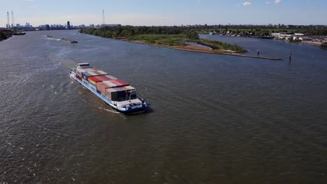 Lastkahnschiff-Mit-Einem-Großteil-Intermodaler-Container,-Das-Auf-Der-Binnenwasserstraße-In-Der-Nähe-Von-Kinderdijk,-Südholland,-Niederlande,-Fährt