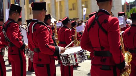 Schlagzeuger-Der-Nationalgarde,-Männer,-Blaskapelle,-Hände,-Die-Musik-Bei-Der-Militärparade-In-Tirana-Spielen