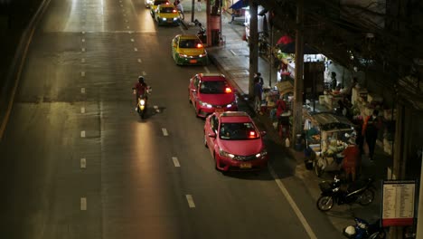 Los-Taxis-Se-Alinean-Para-Recoger-Pasajeros-Frente-A-Un-Centro-Comercial-Por-La-Noche-Después-Del-Trabajo-Y-La-Situación-De-La-Epidemia-De-Covid-19-En-Bangkok,-Tailandia