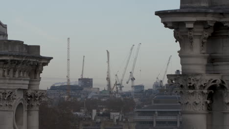 Eine-Aufnahme-Vom-Dach-Des-Johns-Smith-Square,-Die-Die-Umfangreichen-Entwicklungs--Und-Bauarbeiten-In-Der-Londoner-City-Hervorhebt,-Die-Ferne-Skyline-Voller-Kräne-Und-Ausrüstung-In-England