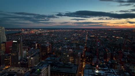 Amplio-Panorama-Aéreo-De-Filadelfia-Por-La-Noche-Durante-La-Hermosa-Puesta-De-Sol