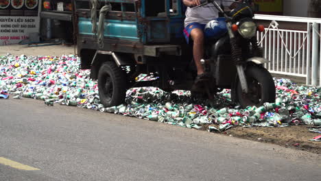 Video-Eines-Autofahrers,-Der-Am-9.-November-2021-In-Vietnam-Eine-Gebrauchte-Getränkeflasche-Zerdrückt,-Um-Mehr-Platz-In-Einem-Mülleimer-Zu-Schaffen