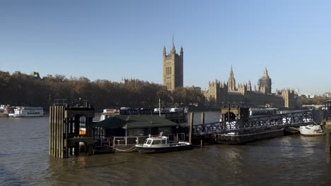 Ein-Thames-Clipper-River-Bus-Kommt-Am-City-Pier-In-London-An