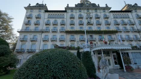 Entrada-Principal-Del-Lujoso-Gran-Hotel-Des-Iles-Borromées-En-Stresa,-Italia