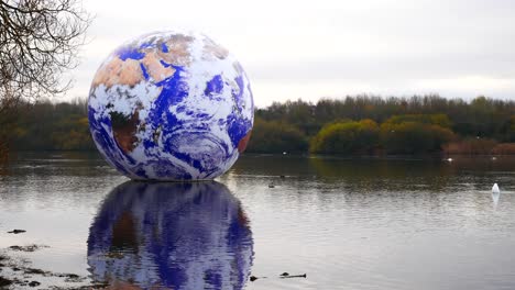 Luke-Jarram-Floating-Planet-Earth-Kunstausstellung-Luftaufnahme-Am-Pennington-Flash-Lake-Weitwinkelaufnahme