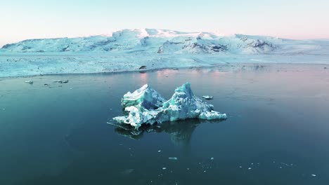 Luftaufnahme-über-Dem-Jökulsarlon-Gletscher-In-Island-Bei-Sonnenaufgang---Drohnenrückzug