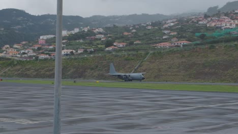 Un-Transporte-Militar-Alemán-Aterriza-En-Lisboa-Portugal-Durante-El-Cierre-De-Covid