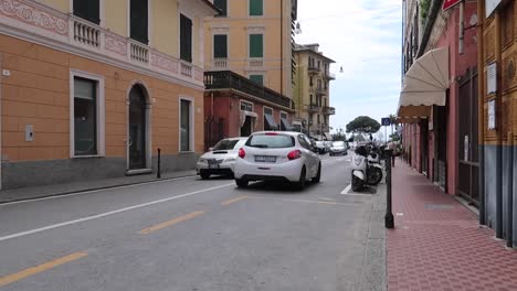 Autos-Auf-Engen-Europäischen-Straßen,-Zeitraffer,-Verkehr-In-Santa-Margherita-Ligure,-Genua,-Italien,-Transport