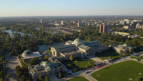 Drone-Flies-Above-Museum-of-Science-and-Industry-in-Chicago,-IL