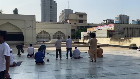 Muslimische-Männer-Beten-Im-Innenhof-Der-Nationalmoschee-Baitul-Mukarram-In-Dhaka