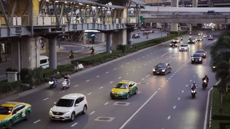 Straße-Und-Verkehr-Vor-Dem-Zentrum-Von-Ladprao-Ist-Das-Einkaufszentrum-Im-Norden-Von-Bangkok,-Thailand,-Mit-Einer-Neuen-BTS-Station-In-Der-Covid-19-Situation