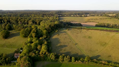Green-English-Mapledurham-countryside,-Berkshire-county-in-UK